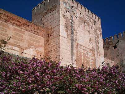 Parte de la Muralla Este de la Alhamabra de Granada, construida usando la técnica del “tapial” o tierra prensada Por J. Merelo