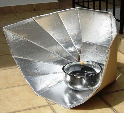 Cocina solar construida con materiales reciclados: cartón y papel de aluminio.