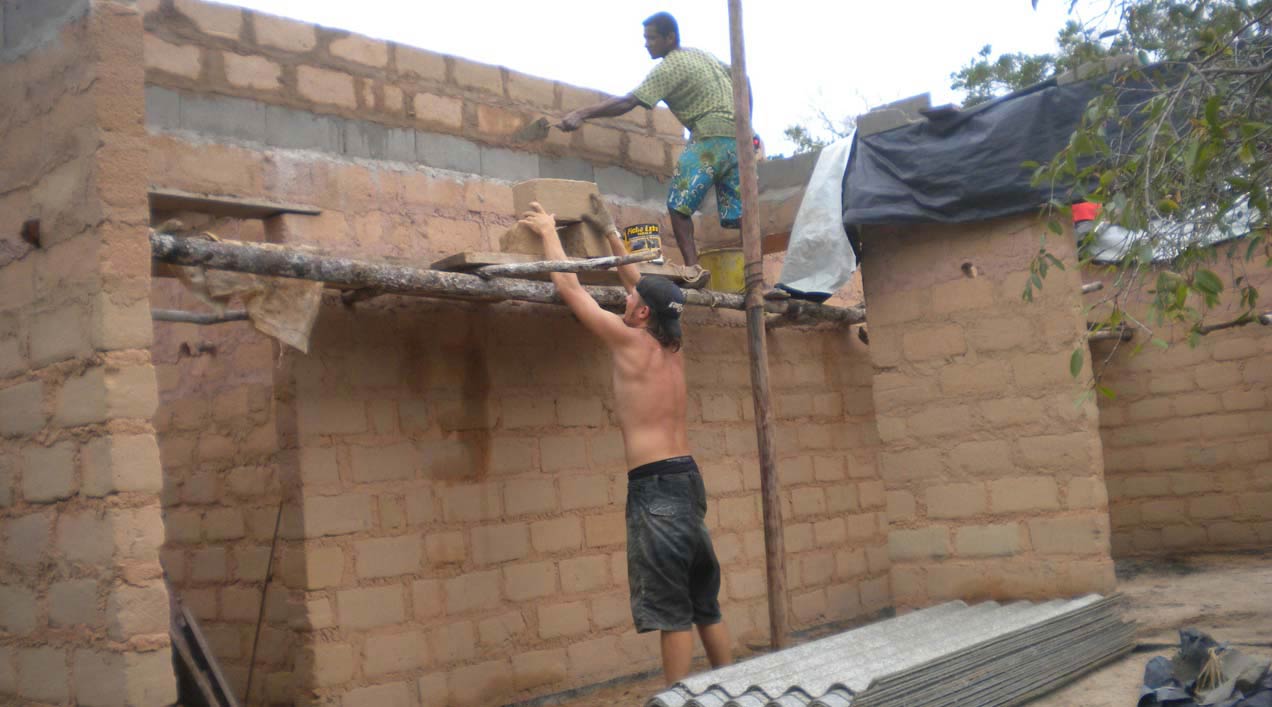 Hugo Cano (larutanatural) Y "Pelé" construyendo en Casa de Barro, Arraial D'Ajuda, 2011